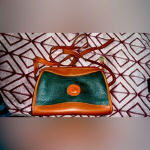 I’m selling this Vintage Dooney & Bourke bag my mother gifted me, don’t use it.